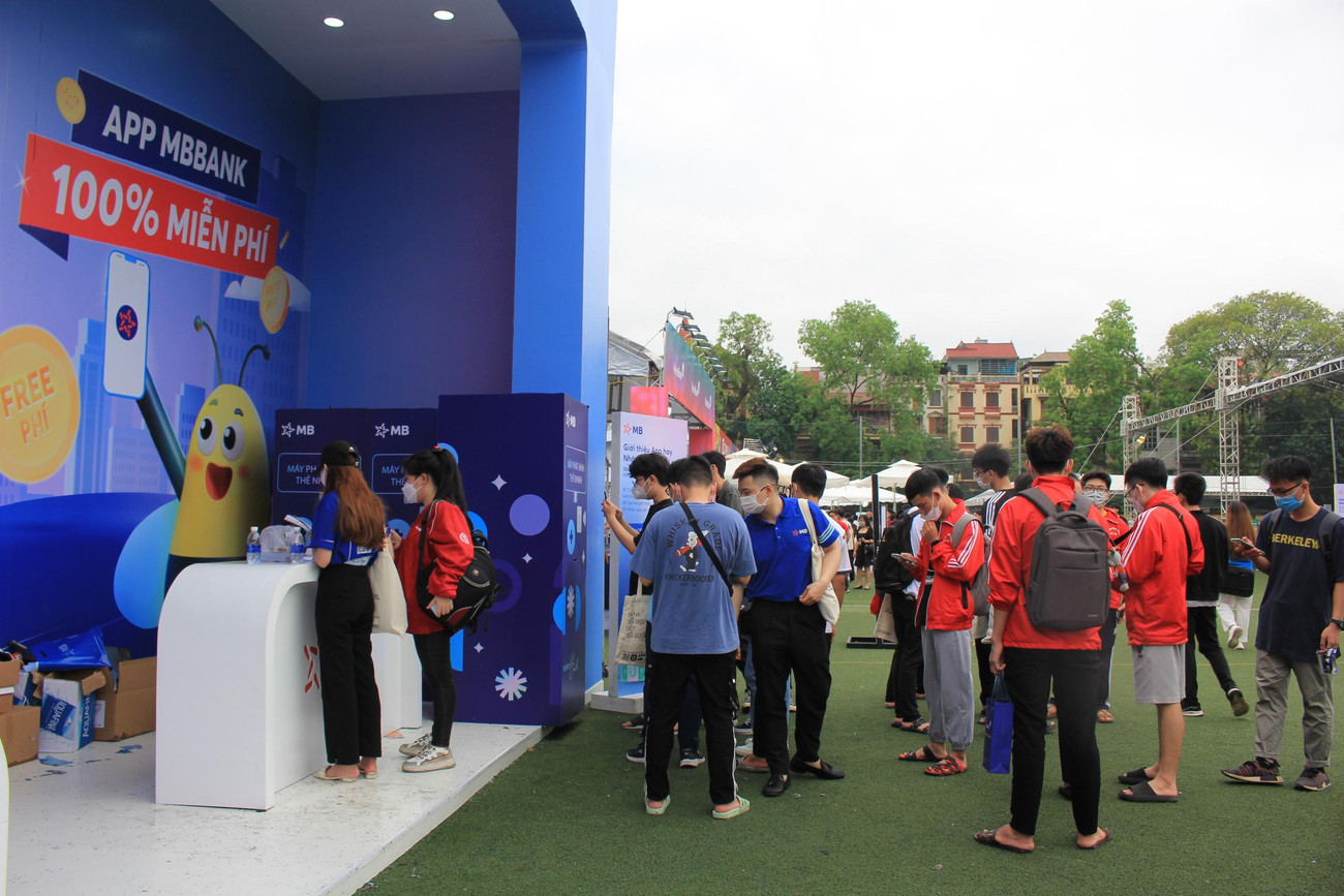 Giống như nhiều gian hàng của các ngân hàng khác tại sự kiện Ngày Thẻ Việt Nam lần 2, gian hàng của MB Bank cũng thu hút đông đảo sinh viên đến tham quan.