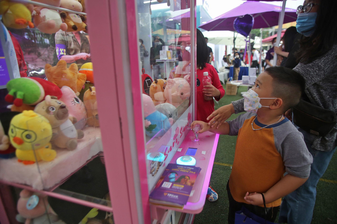 Đặc biệt, các bạn sinh viên sau khi mở thẻ còn được tham dự mini game gắp gấu siêu hấp dẫn. Những chú gấu nhỏ xinh bên trong tủ kính cũng chính là một trong những yếu tố hấp dẫn các bạn trẻ tập trung đông đúc tại gian hàng, tạo không khí náo nhiệt cho Ngày Thẻ Việt Nam.