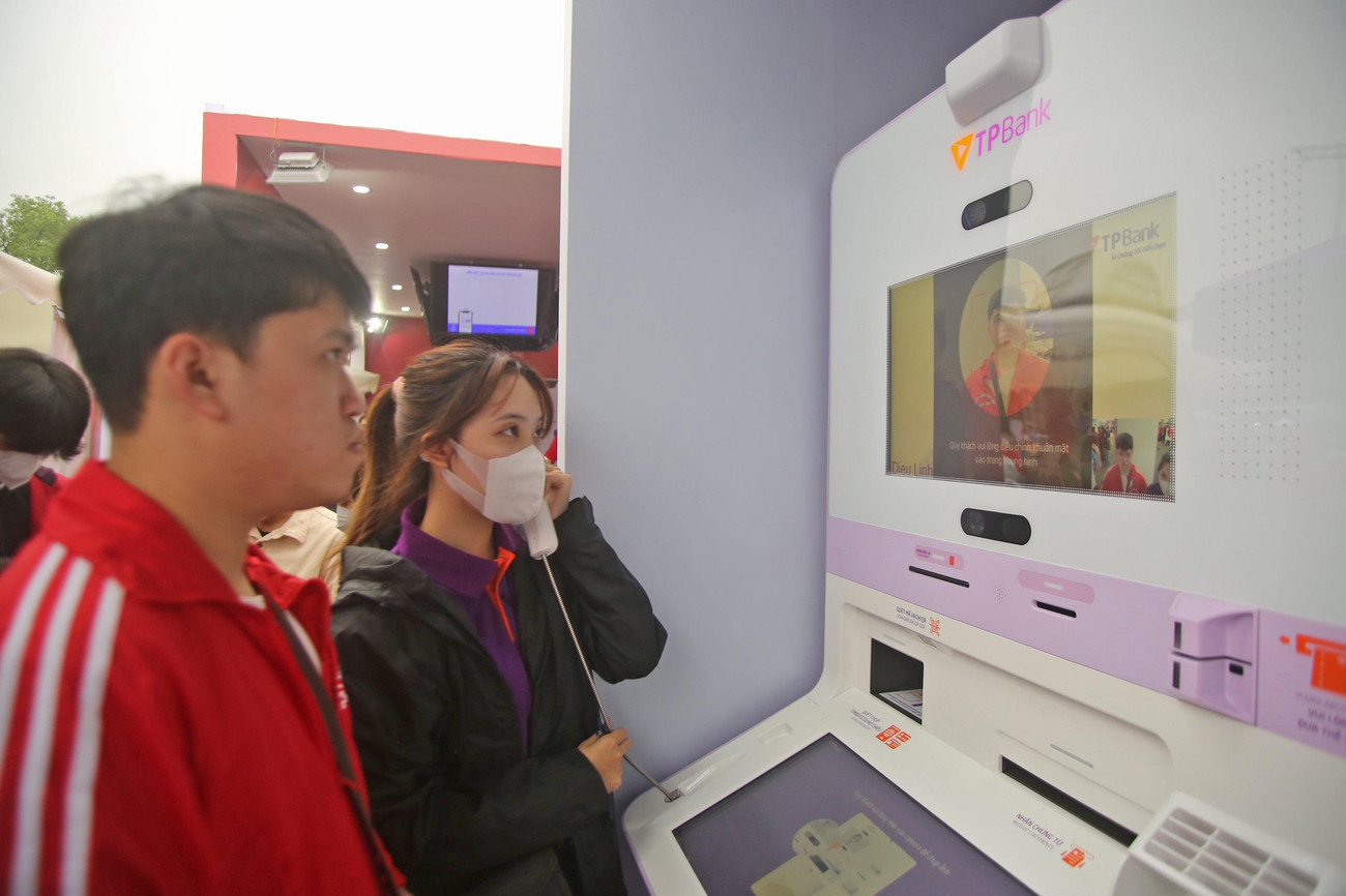 Hệ thống định danh điện tử, áp dụng công nghệ sinh trắc học nhận diện khuôn mặt và vân tay cùng với công nghệ nhận dạng ký tự quang học (OCR) đưa LiveBank trở thành hệ thống ngân hàng giao dịch tự động duy nhất tại Việt Nam hiện nay có khả năng định danh khách hàng điện tử và cho phép khách hàng thực hiện giao dịch mà không cần yêu cầu xuất trình giấy tờ tùy thân hay thẻ ngân hàng.