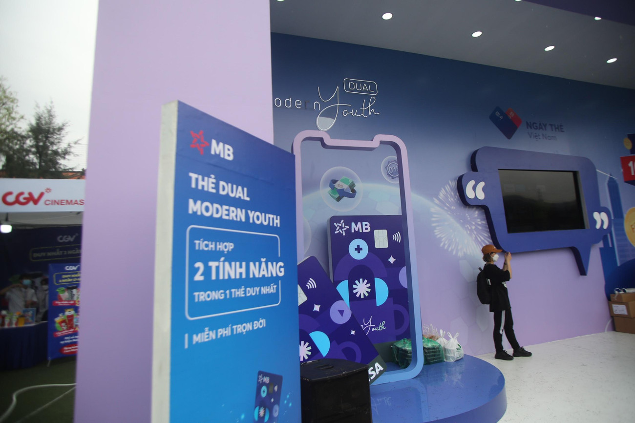 Đồng thời, tại gian hàng, các bạn sinh viên còn được trải nghiệm ứng dụng thẻ tín dụng MB Modern Youth siêu tốc.