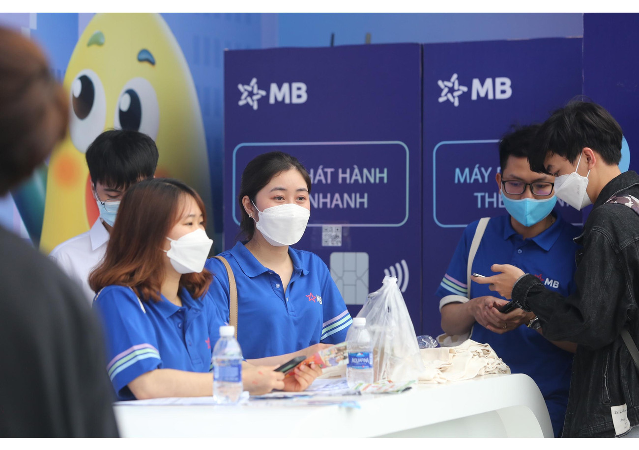 Bên cạnh đó, các bạn sinh viên còn tích cực mở tài khoản ngân hàng của MB Bank.