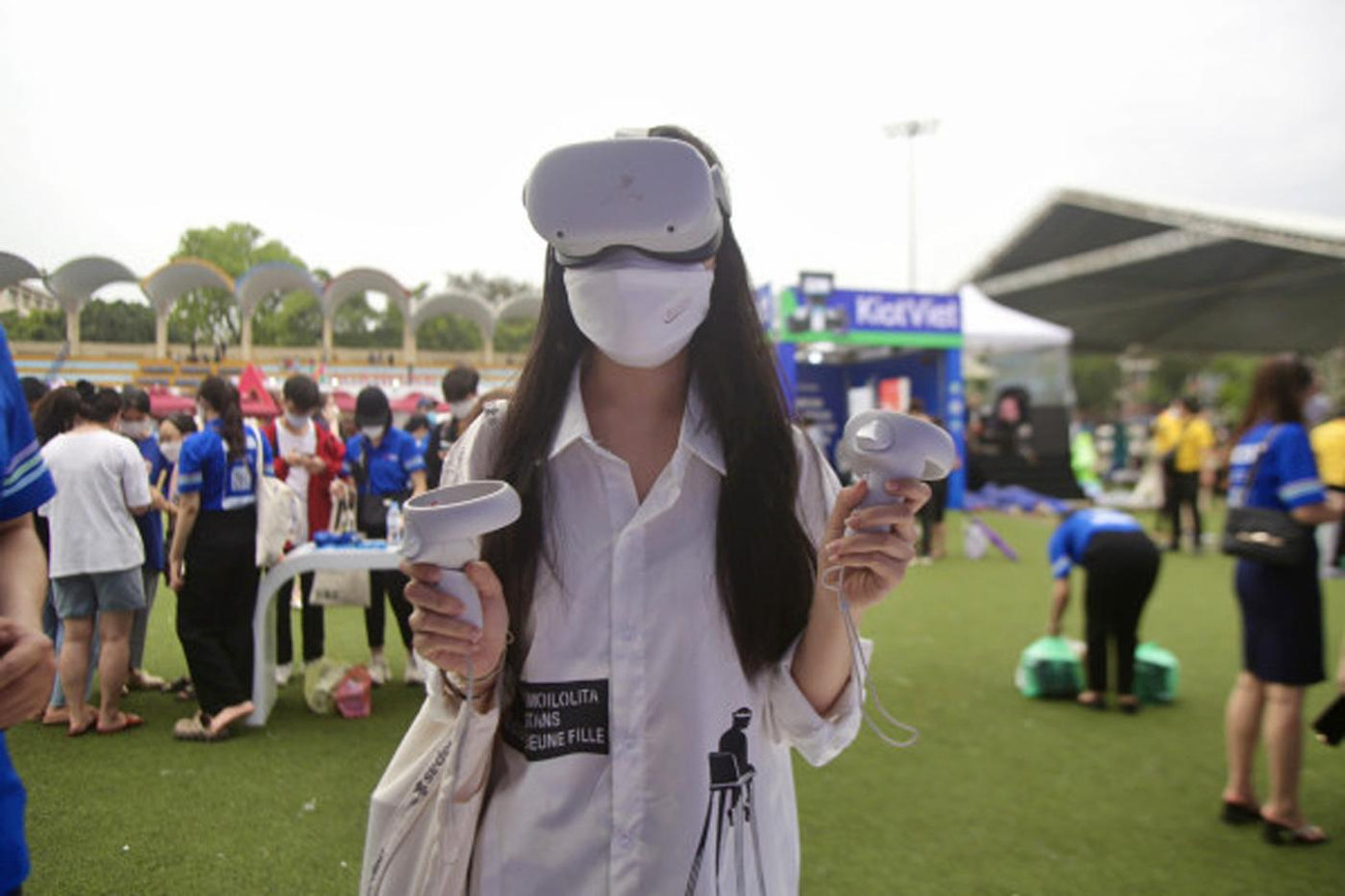 Cũng tại gian hàng của MB Bank, các bạn sinh viên còn được tham gia các trò chơi mới lạ.