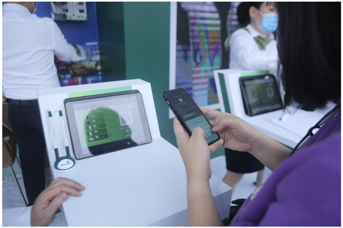 Đồng thời, Vietcombank còn tập trung vào việc ứng dụng các thành tựu công nghệ tiên tiến nhất, triển khai các dịch vụ thanh toán hiện đại, nhanh chóng, tiện lợi với tiêu chuẩn an toàn bảo mật cao nhất cho người dùng như thẻ chip không tiếp xúc (Contactless), phương thức thanh toán trên các ứng dụng di động như mã vạch hai chiều QR Pay, công nghệ mã hóa hiện đại (tokenization), thanh toán trên thiết bị di động ứng dụng công nghệ giao tiếp không dây tầm ngắn NFC, triển khai hệ thống Smart POS, MPOS; ứng dụng công nghệ e-KYC vào định danh khách hàng…