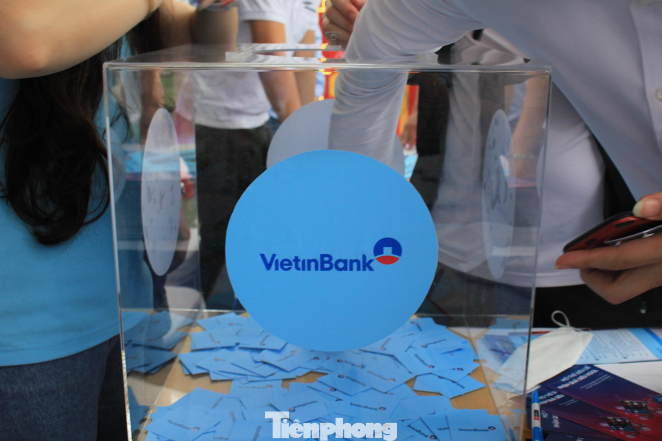 Bên cạnh các bạn sinh viên, nhiều phụ huynh cũng đến gian hàng của VietinBank để mở thẻ và đưa ra những phản hồi vô cùng tích cực về sự tiện ích của ngân hàng trong thời đại 4.0