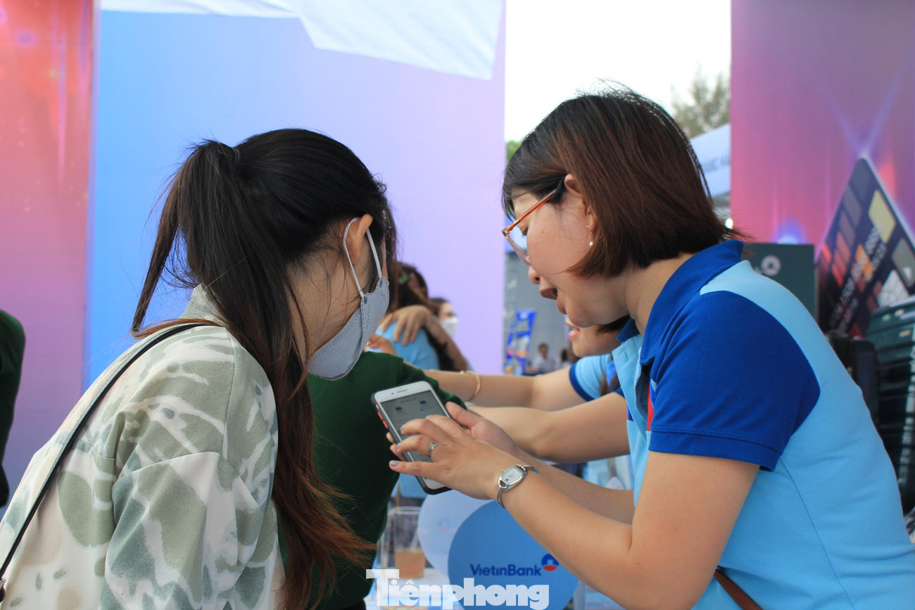 “Điều em ấn tượng tại gian hàng của VietinBank là thủ tục đăng ký mở thẻ rất nhanh gọn, dễ dàng. Thậm chí, em còn được bốc thăm trúng thưởng, và may mắn đem về một chiếc valy cỡ lớn, trong khi bạn em người thì được áo mưa, người lại được hộp đựng bút rất dễ thương”.