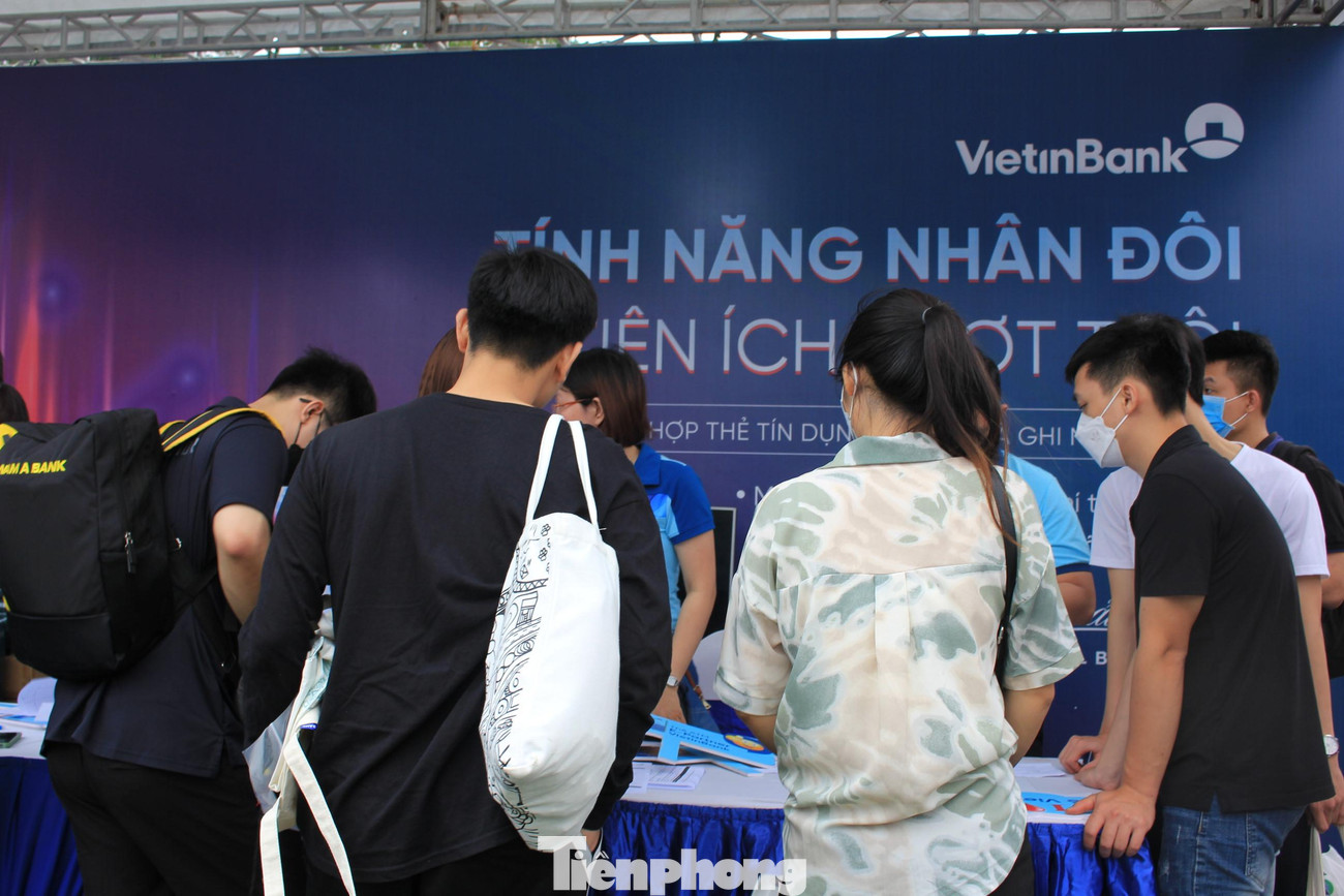 May mắn rằng khi Thanh Phương và các bạn đến nơi, trời đã tạnh và thời tiết khá đẹp. Nhóm nữ sinh viên dạo một vòng quanh sự kiện, rồi quyết định vào mở thẻ tại gian hàng của ngân hàng VietinBank