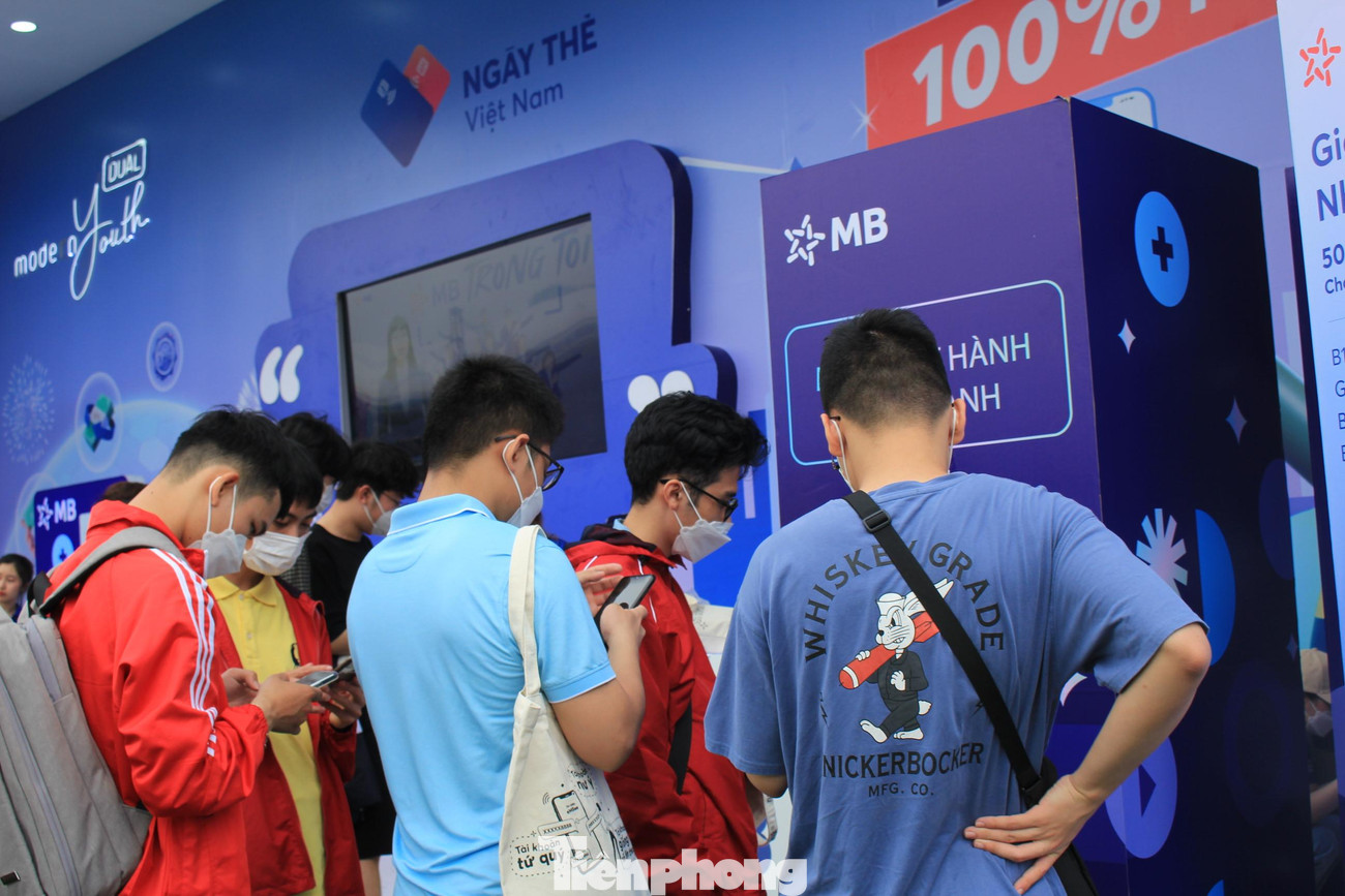 Ghi nhận tại gian hàng của VietinBank tại sự kiện Ngày Thẻ Việt Nam lần 2, không chỉ Thanh Phương mà nhiều sinh viên khác cũng thú thật rằng họ chấp nhận đội mưa để đến mở thẻ VietinBank.