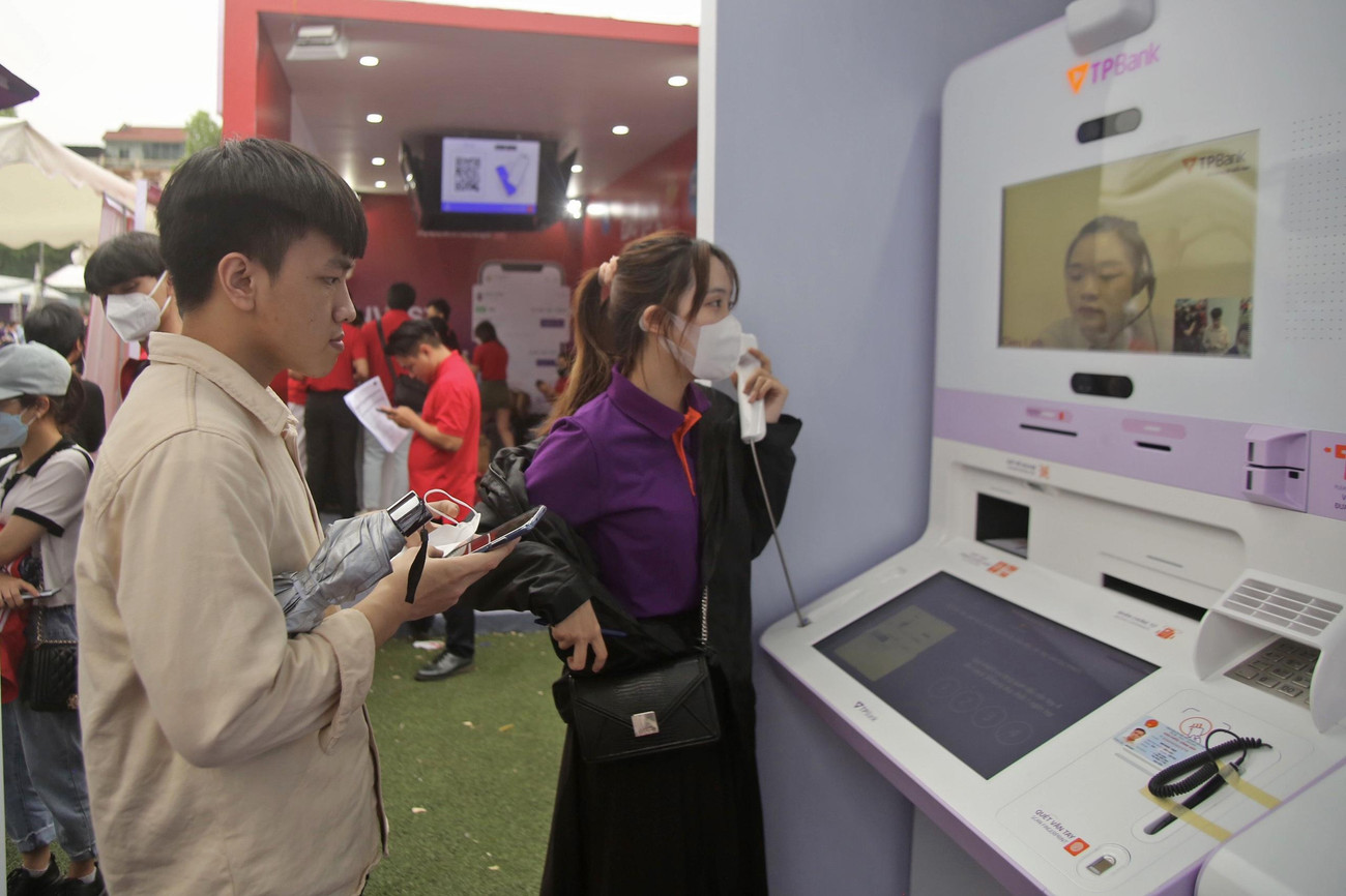 LiveBank đã được TP Bank đưa vào sử dụng từ nhiều năm trước, ứng dụng này có thể đáp ứng hầu hết các giao dịch như một quầy truyền thống từ rút tiền, nộp tiền vào tài khoản, chuyển khoản liên ngân hàng, thanh toán hóa đơn, cho đến việc mở sổ tiết kiệm với lãi suất hấp dẫn hơn tại quầy.