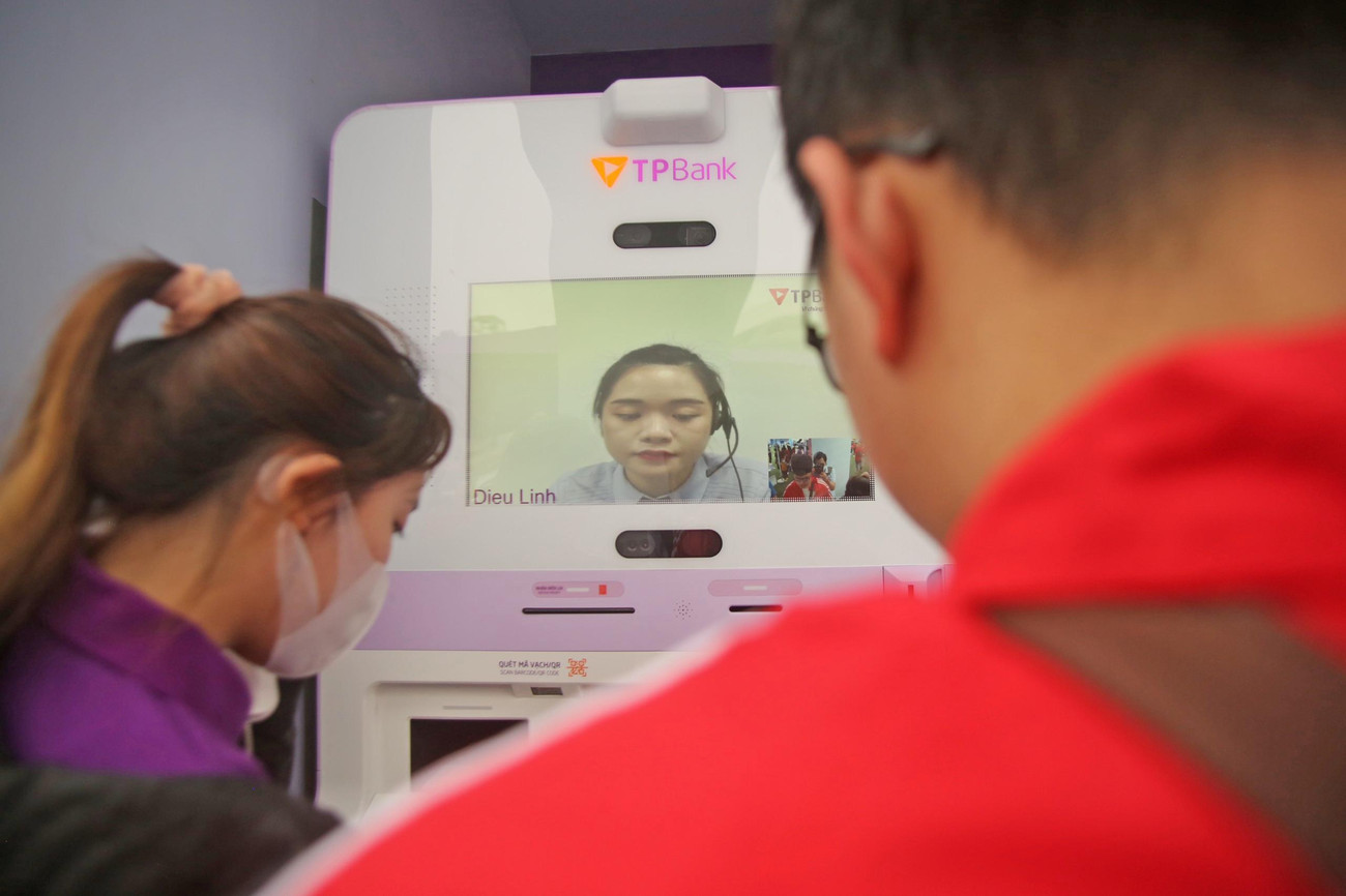 Đối với những giao dịch phức tạp hơn cần phải trao đổi trực tiếp với nhân viên ngân hàng, khách hàng có thể kết nối trực tiếp với hệ thống giao dịch viên từ xa để nhận được sự hỗ trợ bất cứ thời điểm nào.