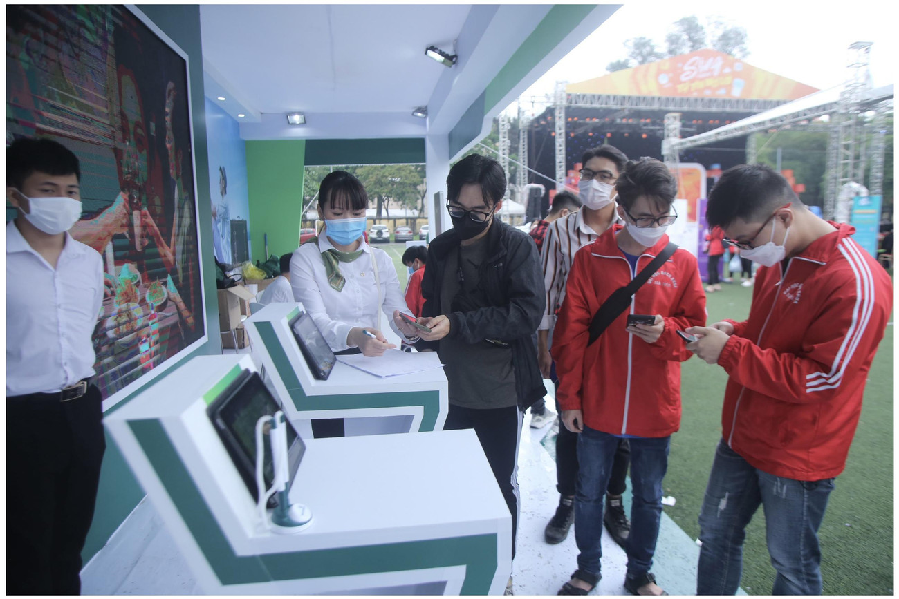 Số lượng sinh viên tìm đến đăng kí mở tài khoản ngân hàng của Vietcombank không ngừng tăng.