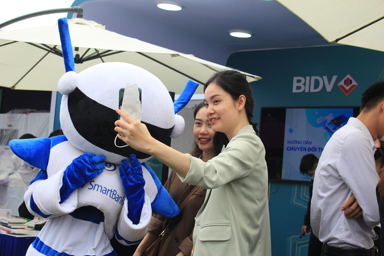 Đặc biệt, BIDV vẫn đang triển khai chương trình tích điểm đổi quà với BIDV Membership Rewards, diễn ra từ ngày 31/01/2022 đến hết ngày 31/12/2022. Khách hàng chỉ cần đăng ký sử dụng dịch vụ BIDV SmartBanking và thực hiện các giao dịch online, hệ thống sẽ tự động tích điểm B-point.