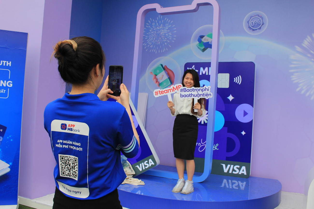 Theo đó, chủ thẻ hoàn toàn được chủ động đăng ký nhận thẻ vật lý trên App MBBank và chỉ mất chưa đầy 2 phút in thẻ tại MB SmartBank. MB Modern Youth cho phép khách hàng được sử dụng đồng thời 2 phiên bản là thẻ tín dụng vật lý và thẻ tín dụng trên App MBBank.