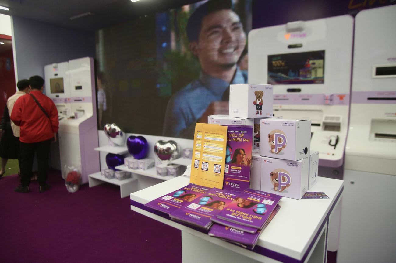 Ngay tại gian hàng của mình, TP Bank phát hành thẻ ATM/Debit/Credit lấy ngay sau khi khách hàng mở thẻ.