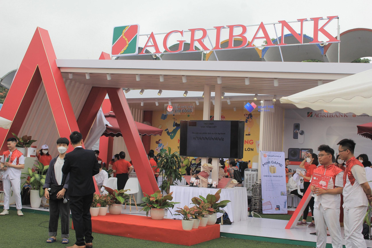 Tại sự kiện chính với tâm điểm Sóng Festival, gian hàng của Ngân hàng Agribank là một trong những nơi thu hút đông đảo các bạn sinh viên đến tham quan và mở thẻ nhiều nhất.