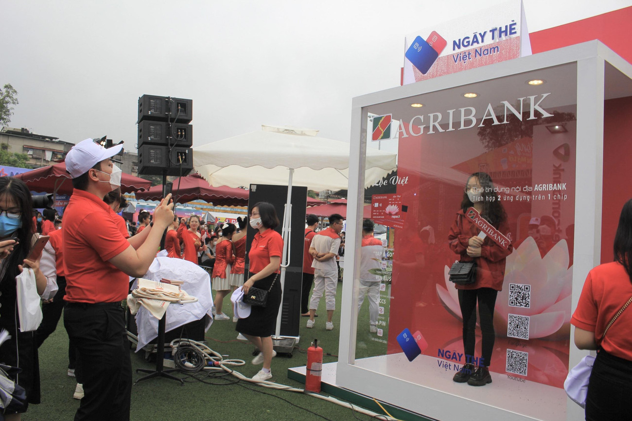 Khu check -in tại gian hàng của Agribank năm nay vô cùng bắt mắt nên luôn có rất nhiều bạn sinh viên xếp hàng, để chờ được lưu lại những bức hình đẹp nhất.