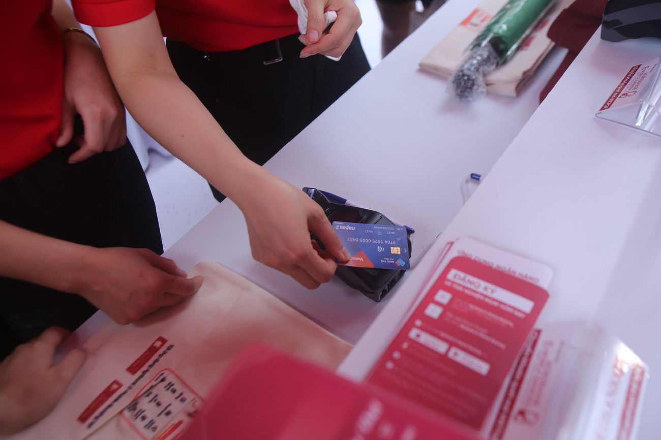 Được biết, đây là sản phẩm ứng dụng công nghệ thanh toán hiện đại nhất hiện nay trên cơ sở tích hợp hai ứng dụng thẻ ”ghi nợ” và ”tín dụng” trên cùng một con chip, góp phần tiết giảm chi phí phôi thẻ và giúp khách hàng chủ động, linh hoạt trong việc thanh toán mà không phải cầm theo quá nhiều thẻ.