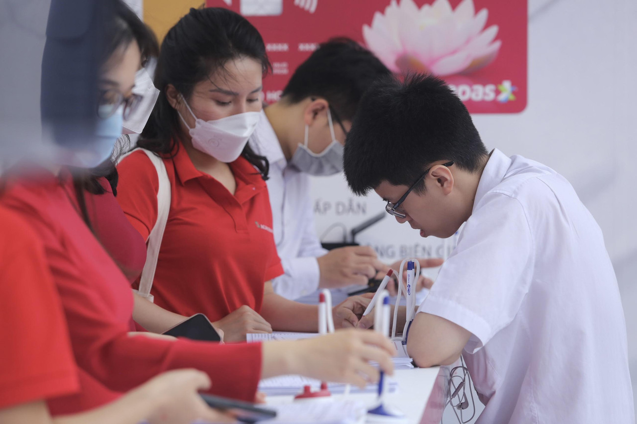 Tham gia mở thẻ tại gian hàng của Agribank, T (22 tuổi), sinh viên Đại học Bách khoa chia sẻ: “Em sinh ra ở miền núi, nên ngân hàng đầu tiên mà em, gia đình và mọi người dân quê em biết đến là Agribank. Khi em đi học đại học, bố mẹ cũng mở thẻ Agribank cho em tiện nộp học phí. Hôm nay, nhân sự kiện Ngày Thẻ Việt Nam 2022, em lại đưa em trai là sinh viên năm nhất đến đây để mở thẻ Agribank”.