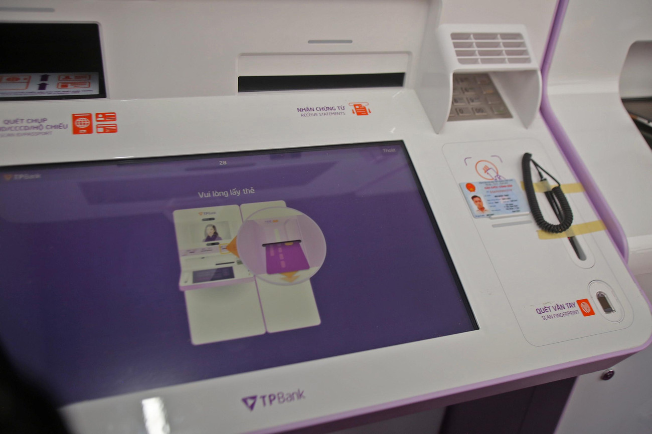 Theo TP Bank, một khách hàng mới hoàn toàn có thể bước vào LiveBank vào lúc nửa đêm và đăng ký mở tài khoản giao dịch tại ngân hàng và nhận thẻ ATM chỉ trong vòng 5 phút.