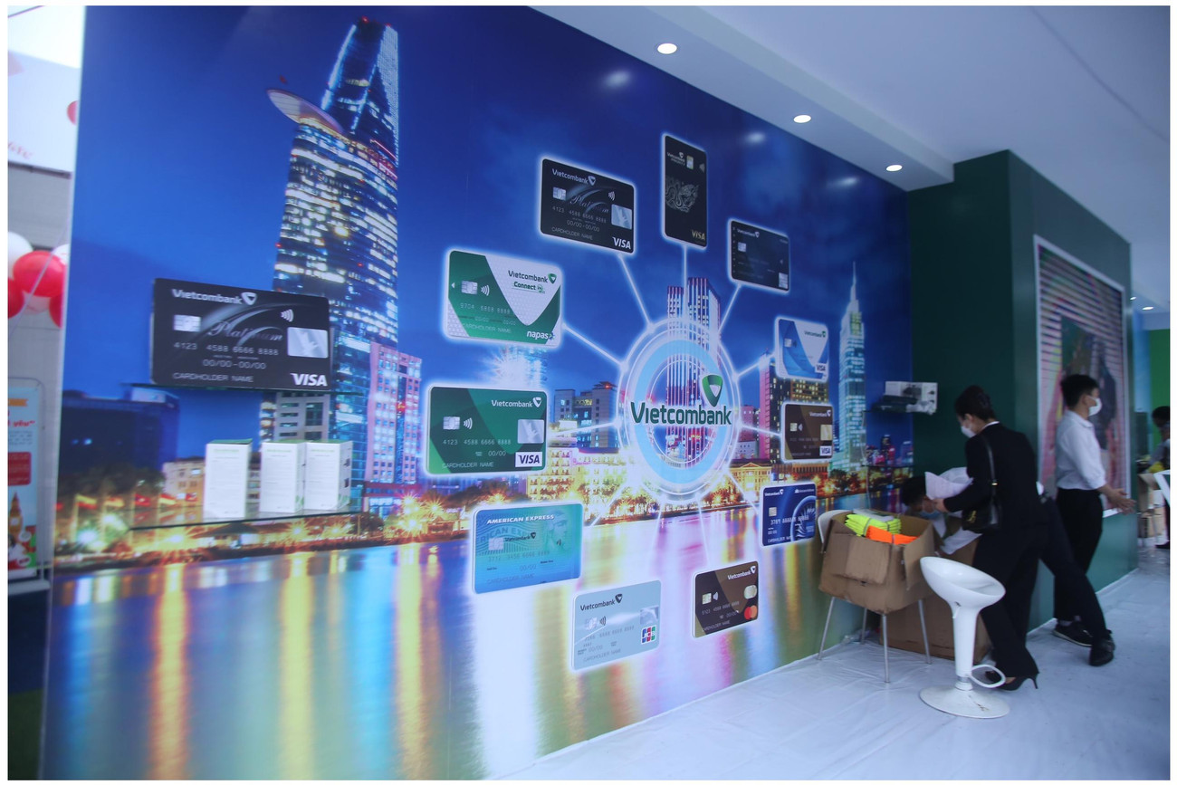 Được biết, những năm vừa qua Vietcombank đã không ngừng cải tiến để thúc đẩy thanh toán số thông qua việc nâng cao trải nghiệm khách hàng, chuyển đổi khách hàng từ kênh truyền thống sang các kênh giao dịch số, với việc phát triển đổi mới hệ thống kênh số, gia tăng các ưu đãi khác biệt trên kênh số; tích cực hợp tác với các công ty Fintech để triển khai áp dụng các công nghệ số hóa theo xu thế thị trường;