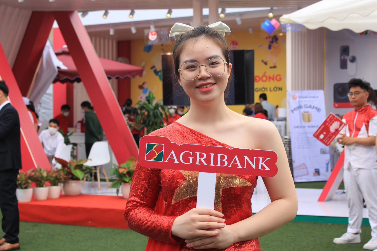 Các bạn sinh viên được các cán bộ của Agribank tư vấn và hỗ trợ tận tình để mở thẻ của Agribank ngay tại gian hàng