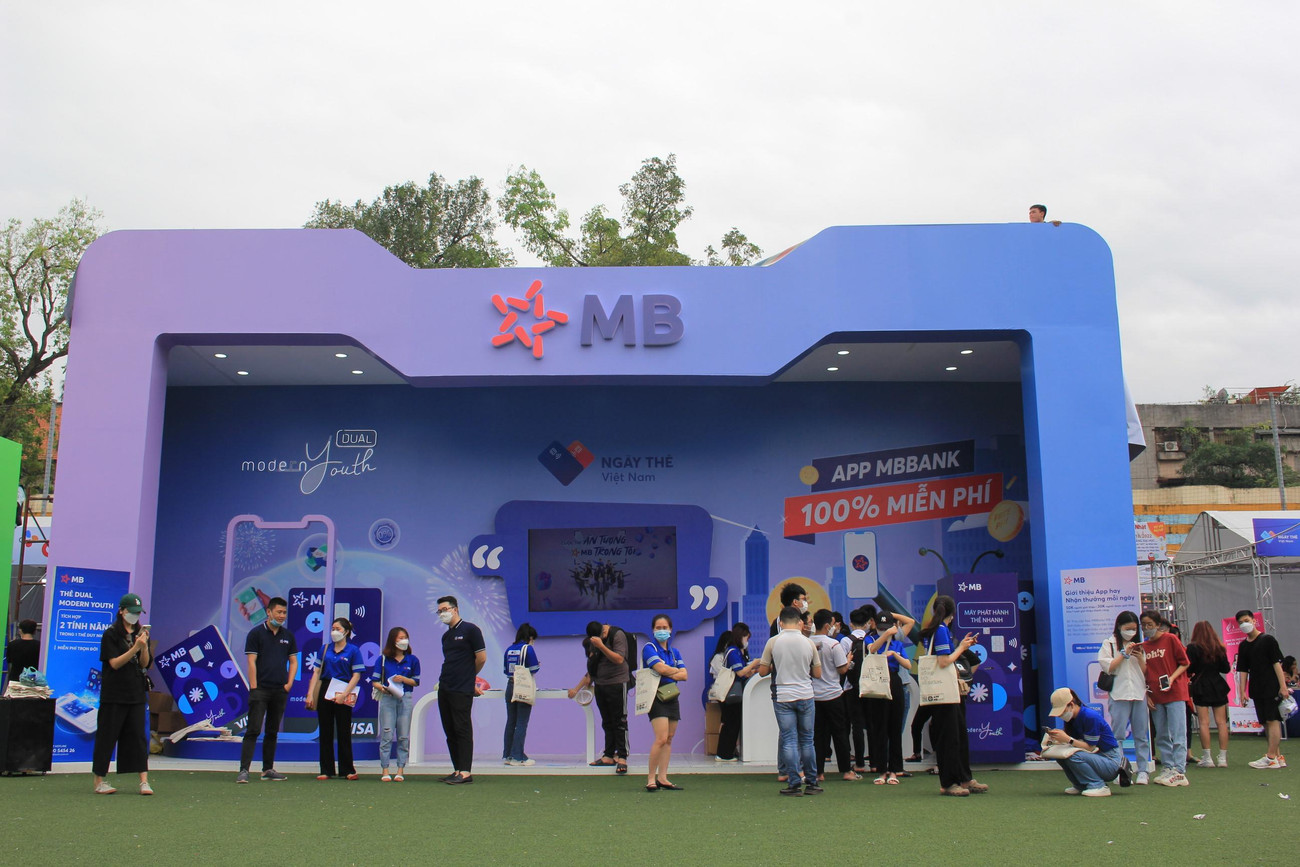 Hình ảnh sinh viên tập trung đông đúc tại gian hàng của MB Bank khiến nhiều người không khỏi bất ngờ.