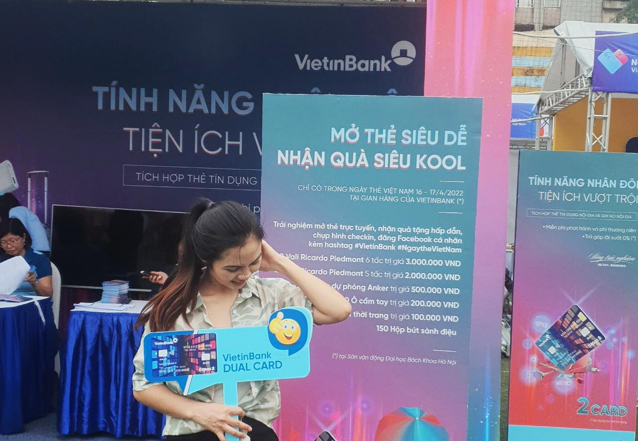 Tại đây, Thanh Phương và các bạn được nhân viên của ngân hàng hướng dẫn tải app VietinBank Ipay trên điện thoại, thực hiện các bước đăng nhập theo yêu cầu, rồi check in đăng tải ảnh tại gian hàng lên Facebook với hastag “#Vietinbank”, “#Ngaythevietnam”.