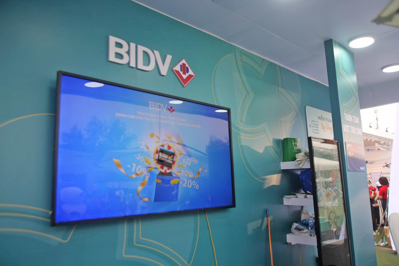 Tham gia mở thẻ tại gian hàng của BIDV, em H (22 tuổi), sinh viên năm 4 chia sẻ: “Trường em nộp học phí và phát học bổng đều qua ngân hàng BIDV nên rất thuận tiện. Các dịch vụ hỗ trợ khác tại chi nhánh cũng rất tốt, anh chị giao dịch viên luôn nhiệt tình hỗ trợ. Có thể nói, BIDV đồng hành cùng em trong suốt quãng thời gian sinh viên khó khăn. Nên hôm nay, nhân sự kiện Ngày Thẻ Việt Nam lần 2, em muốn đến đây check-in bức hình kỷ niệm với Ngân hàng BIDV và lan tỏa những khoảnh khắc đẹp này với ngân hàng BIDV như một sự tri ân với BIDV”.