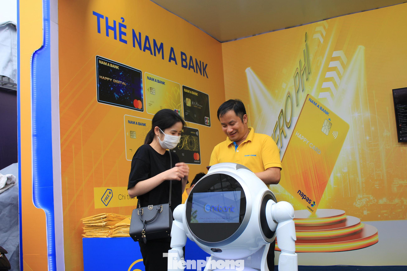 Với những tiện ích nêu trên, tại sự kiện Ngày Thẻ Việt Nam 2022 ở sân vận động Bách Khoa (Hà Nội), khi các Robot xuất hiện tại gian hàng của Nam Á Bank đã khiến nhiều người không khỏi tò mò.