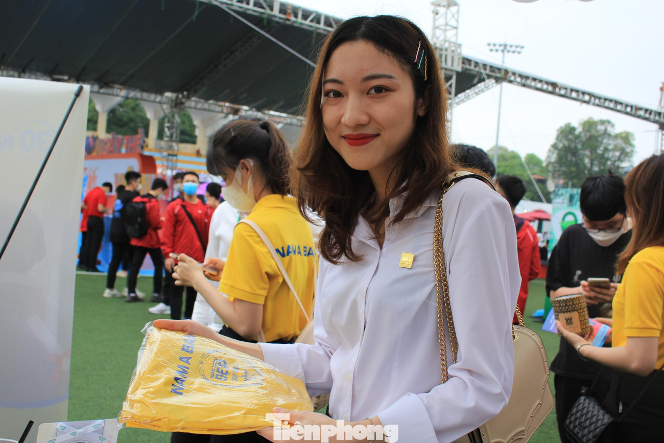 Bên cạnh đó, các bạn sinh viên còn được nhân viên của gian hàng hướng dẫn mở thẻ Nam Á Bank với nhiều ưu đãi, cùng các phần quà hấp dẫn.