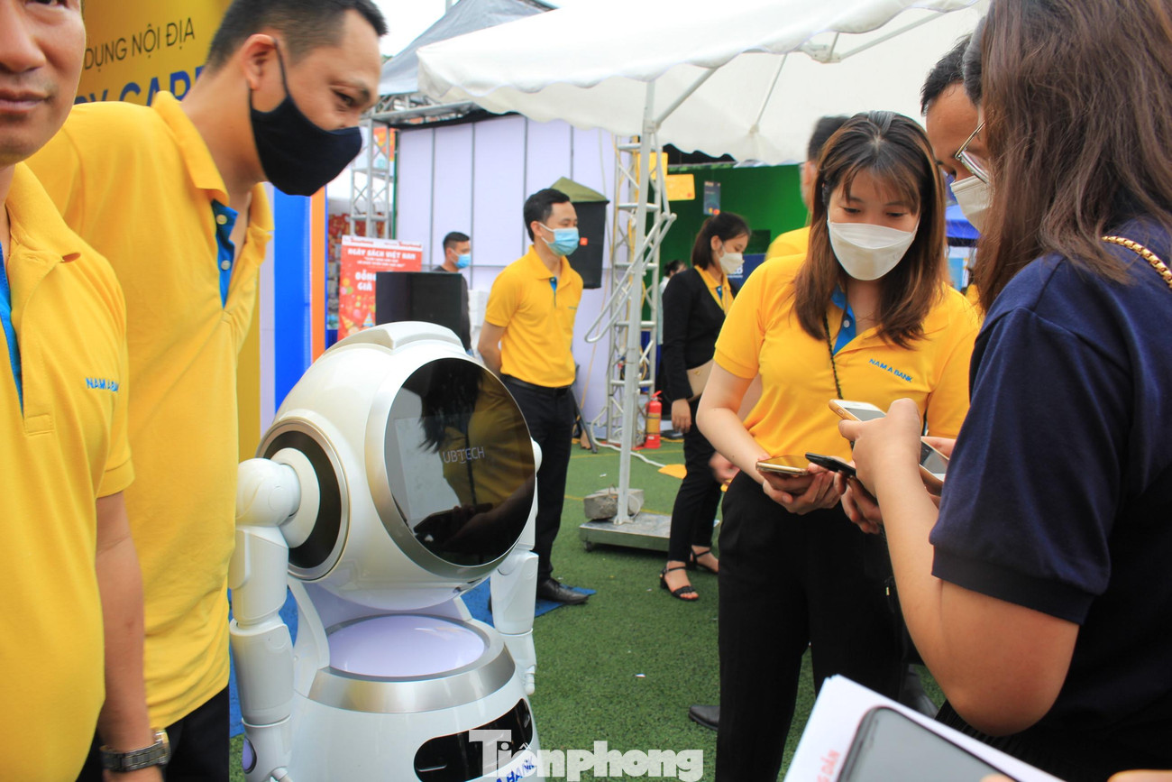 Trong đó, hệ sinh thái số Onebank – "Một chạm mọi trải nghiệm", đánh dấu bước chuyển mình mới trong hành trình chinh phục công nghệ 4.0 của Nam A Bank. Nhờ Onebank, khách hàng đã hình thành thói quen sử dụng các dịch vụ mà không cần trực tiếp đến ngân hàng.