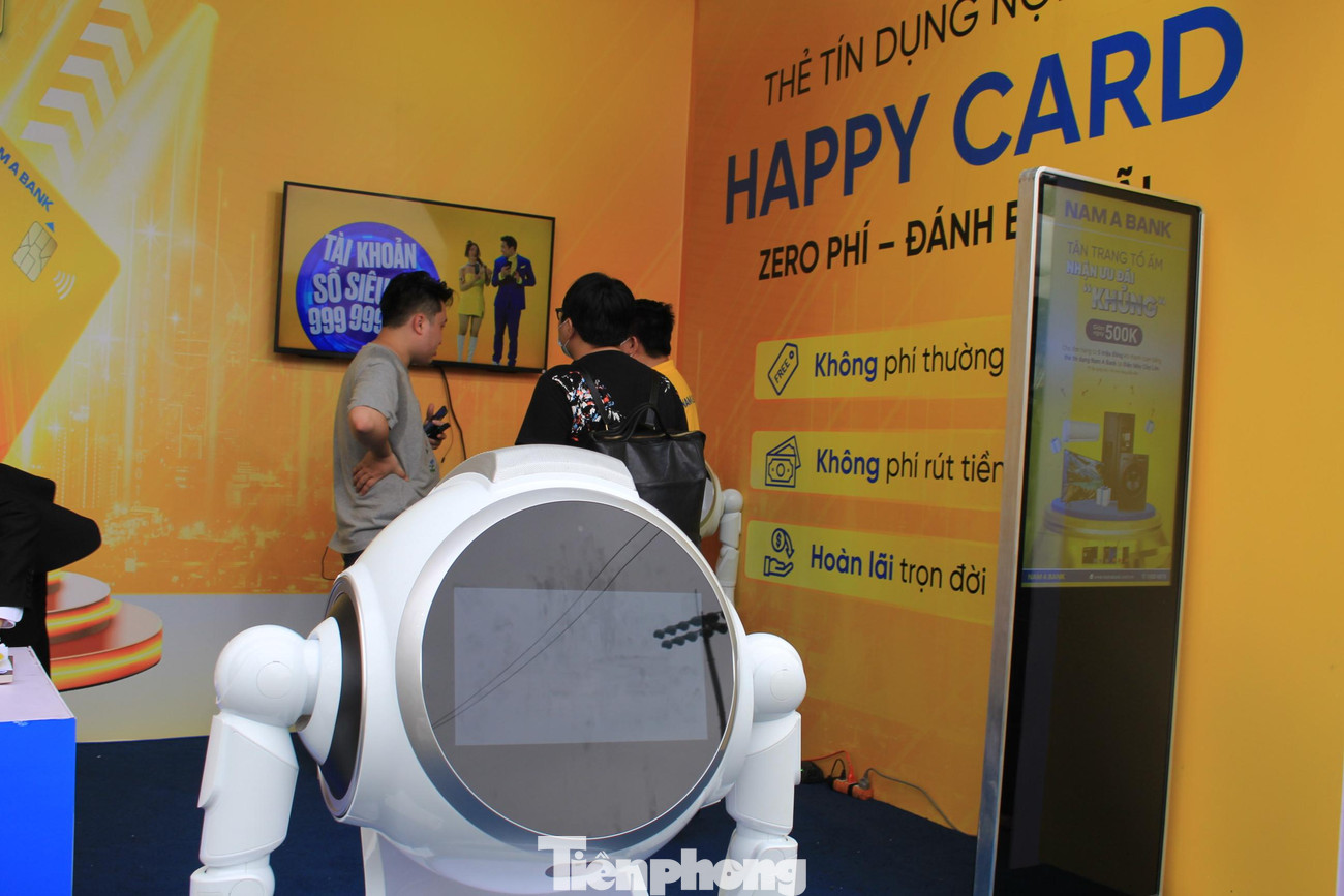 2 năm qua, trước những diễn biến vô cùng nguy hiểm và phức tạp của đại dịch COVID -19, chuyển đổi số trở thành nhiệm vụ tất yếu, đồng thời cũng tạo nên cuộc đua giữa các ngân hàng. Thậm chí trong năm 2021, nhiều nhà băng đã chi đến hàng chục triệu USD hợp tác với các doanh nghiệp công nghệ lớn, nhằm thúc đẩy chuyển đổi số, đưa dữ liệu lên điện toán đám mây. Tại Việt Nam, Nam A Bank được coi là một trong những ngân hàng đi đầu trong việc đưa Robot vào giao dịch.