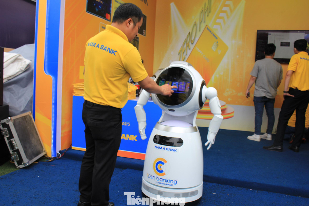 Được biết, bên cạnh đẩy mạnh chuyển đổi số, đáp ứng nhu cầu đa dạng của khách hàng trong giao dịch, Nam Á Bank còn hướng đến hình thành hệ sinh thái thông minh, thiết lập việc kết nối dịch vụ ngân hàng số với các dịch vụ số khác mang lại trải nghiệm liền mạch, trên mọi lĩnh vực cho người dùng.