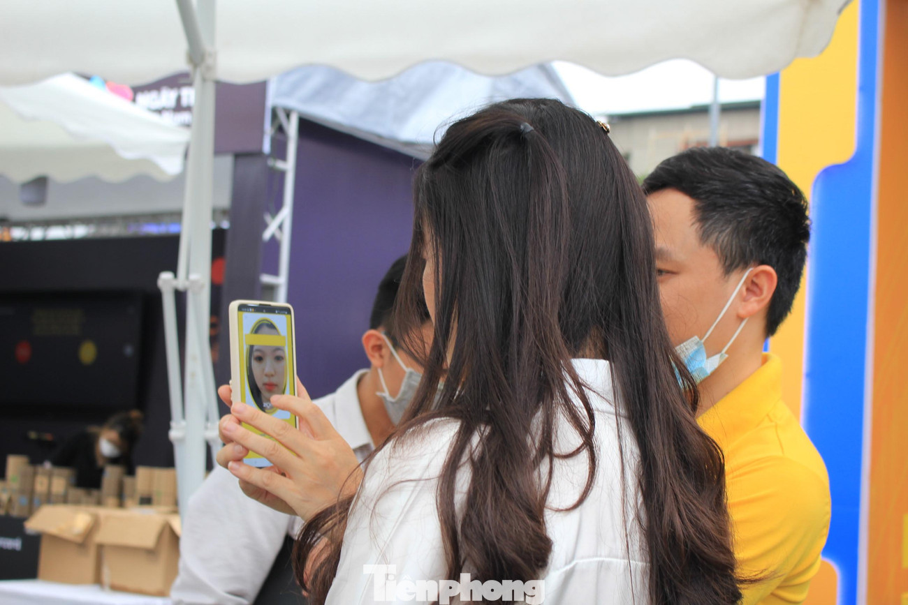 Ông Trần Đình Cường, Phó giám đốc phụ trách Ngân hàng Nhà nước chi nhánh TP HCM đánh giá cao sự đầu tư, đổi mới sáng tạo của Nam A Bank để bắt nhịp nhanh xu hướng chuyển đổi số, mang đến những trải nghiệm tiện ích, liền mạch cho khách hàng.