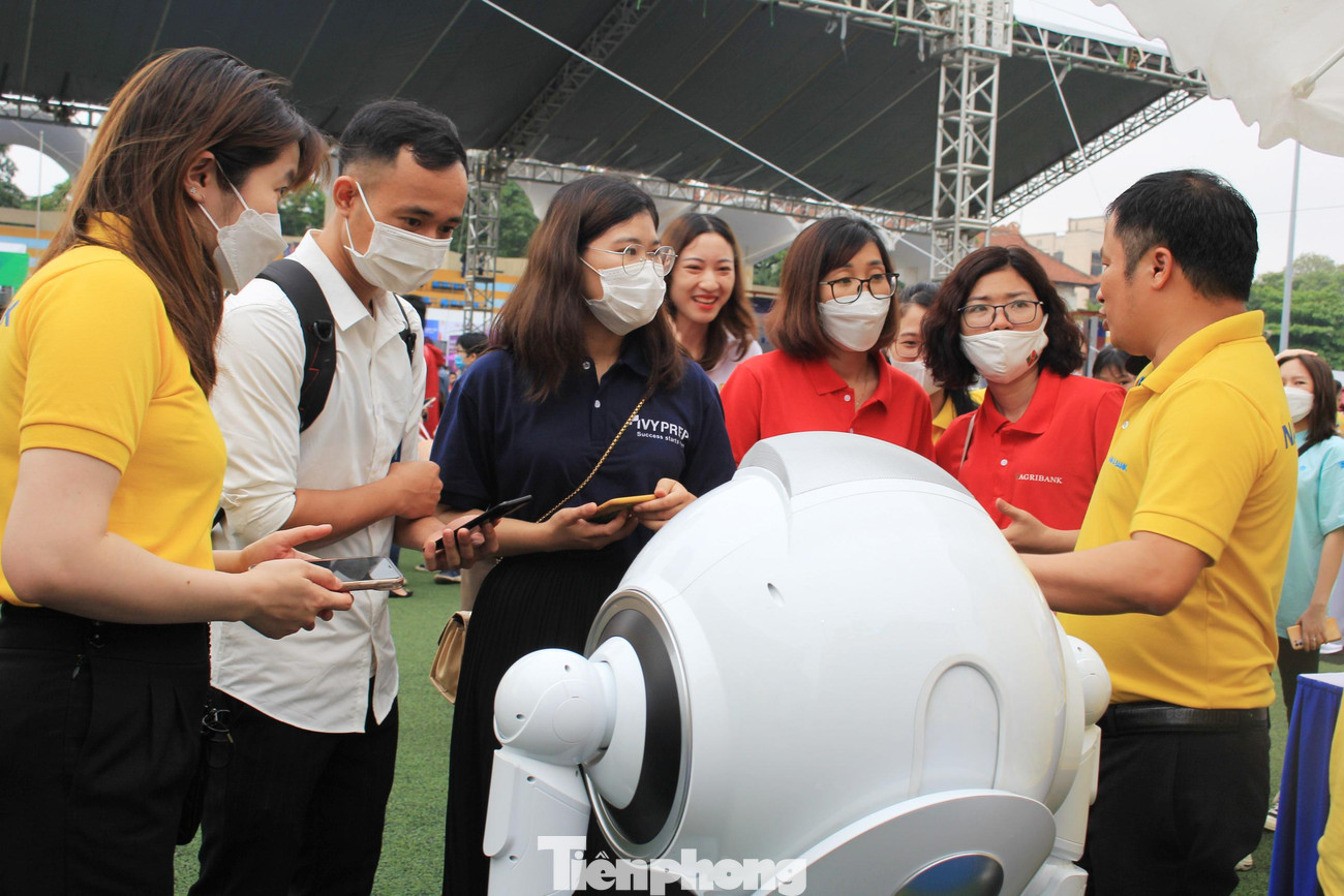 Thậm chí, không ít sinh viên còn đứng xếp hàng xuyên buổi trưa để được trải nghiệm tiện ích của Robot tại gian hàng Nam Á Bank.
