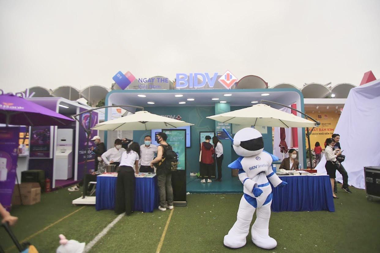 Khu check -in tại gian hàng của BIDV năm nay vô cùng bắt mắt nên luôn có rất nhiều bạn sinh viên xếp hàng, để chờ được lưu lại những bức hình đẹp nhất.