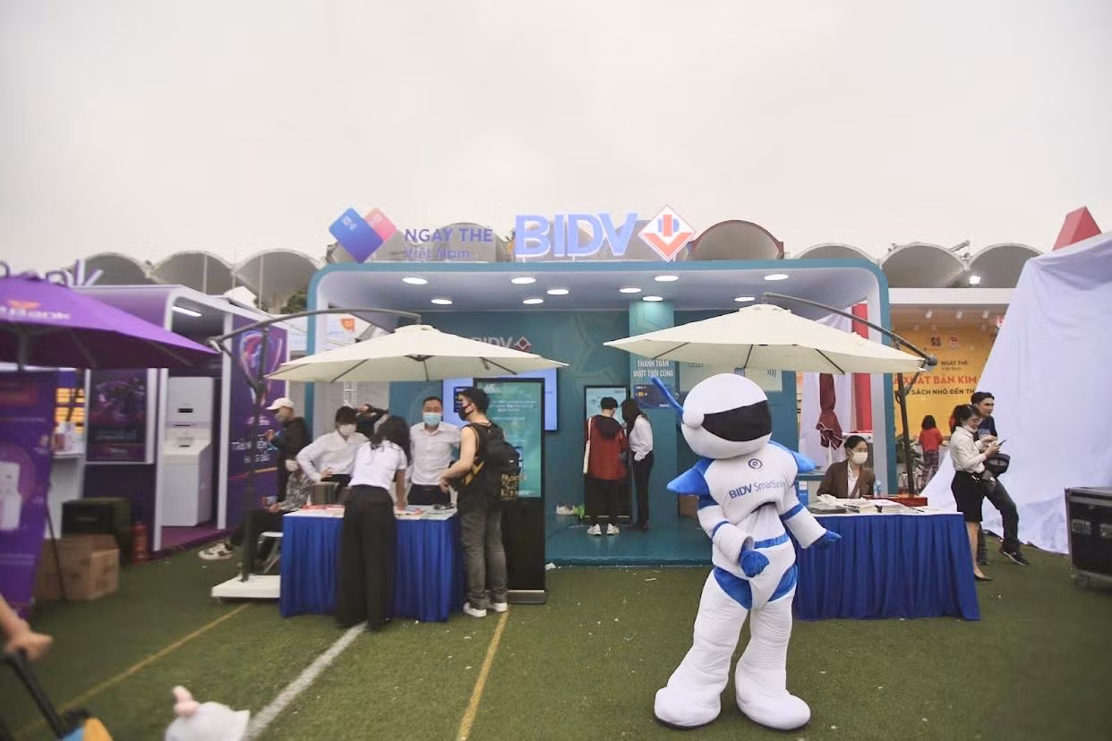 Khu check -in tại gian hàng của BIDV năm nay vô cùng bắt mắt nên luôn có rất nhiều bạn sinh viên xếp hàng, để chờ được lưu lại những bức hình đẹp nhất.