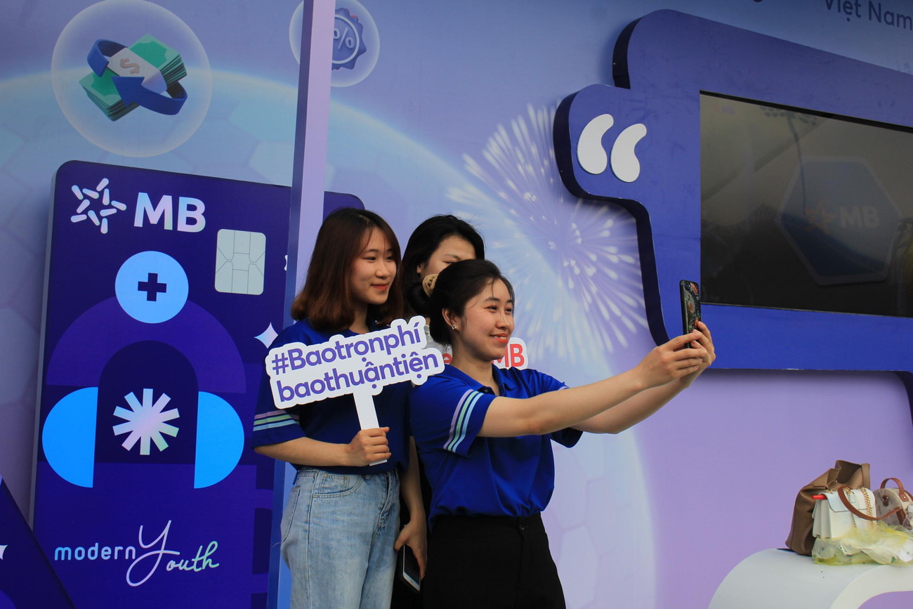 Nhiều bạn sinh viên cho rằng, mô hình ngân hàng tự động MB SmartBank kịp thời nắm bắt xu hướng "tự phục vụ", có hàm lượng số (digital) cao, cho phép khách hàng chủ động thực hiện các giao dịch một cách thuận tiện như: Đăng ký App MBBank; rút và nộp tiền mặt; phát hành thẻ; gửi tiền tiết kiệm trên APP và máy CRM…. mà không bị giới hạn thời gian phục vụ.