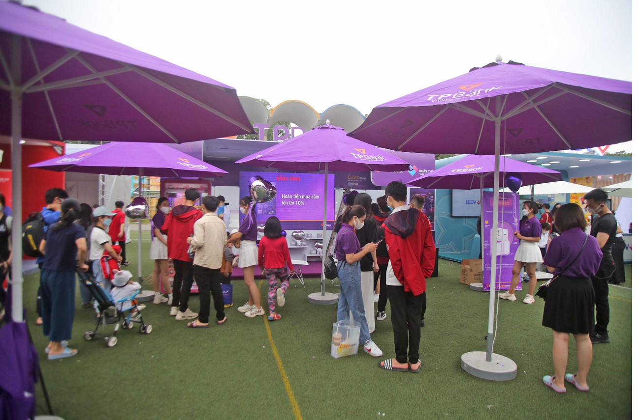 Tại sự kiện chính với tâm điểm Sóng Festival, gian hàng của Ngân hàng TP Bank gây ấn tượng với gam màu tím làm chủ đạo. Đặc biệt, với Ngân hàng tự động TP Bank LiveBank thu hút sự tò mò của đông đảo các bạn sinh viên.