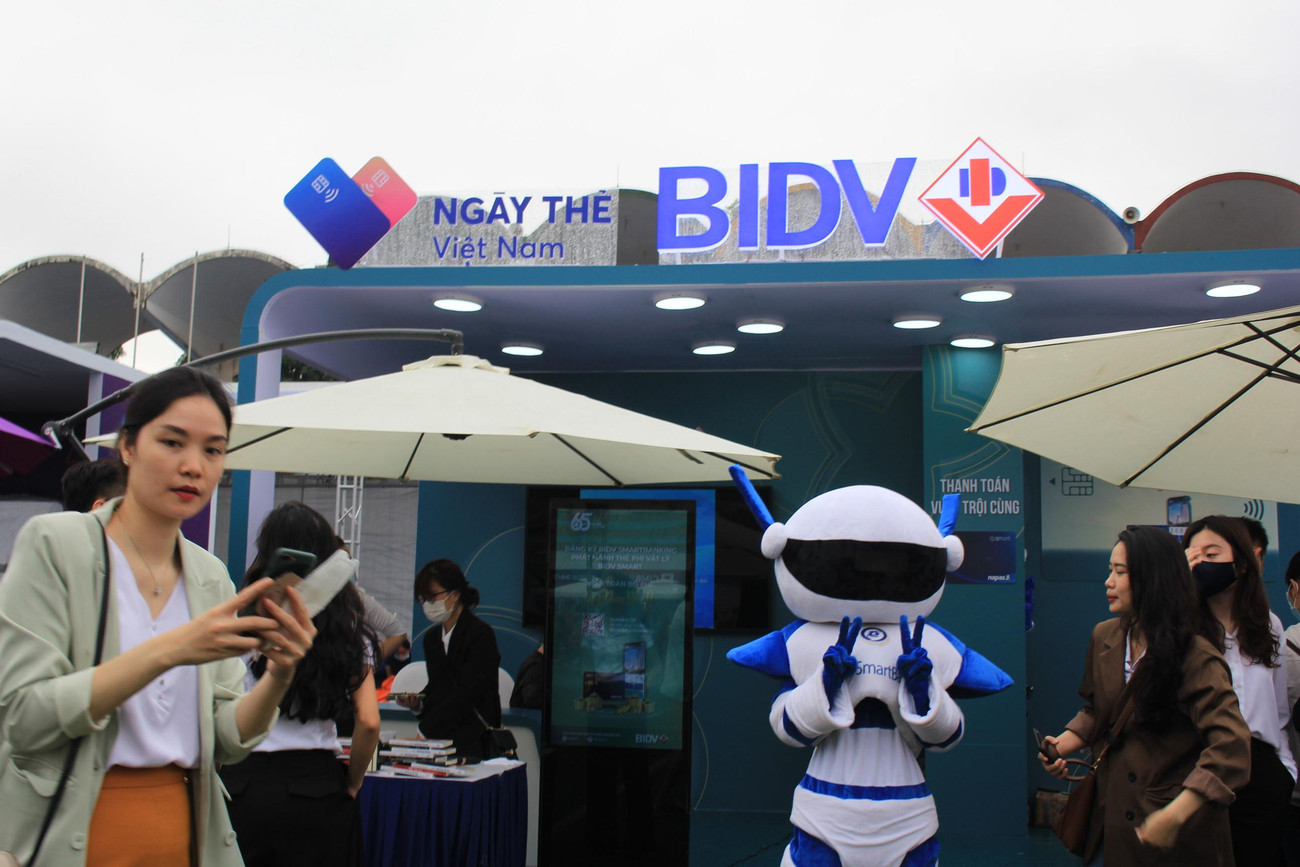 Với các điểm tích lũy này, khách hàng có thể sử dụng để đổi ngay thành những phần quà thiết thực như: Thẻ nạp điện thoại, hoàn tiền hoặc mua sắm online trên VnShop … Sắp tới nhân dịp sinh nhật BIDV (26/4), Ngân hàng cũng có chương trình tri ân khách hàng đã gắn bó với BIDV trong suốt thời gian qua bằng cách nhân đôi số điểm tích lũy cho một số giao dịch.