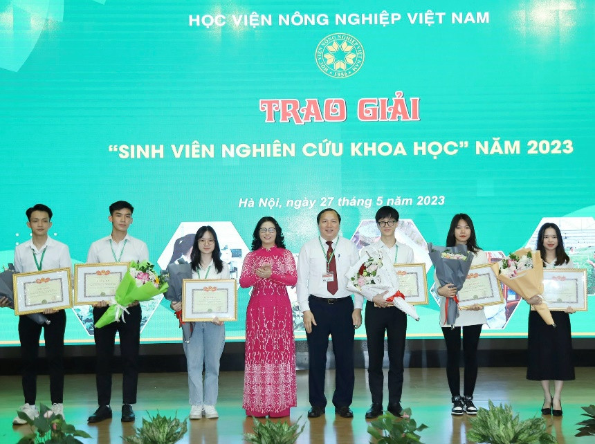 Trần Đức Minh và nhóm nghiên cứu đã đoạt giải Nhất Giải thưởng “Sinh viên nghiên cứu khoa học VNUA-2023”, với đề tài “Nghiên cứu chuyển đổi số tại Công ty Cổ phần Khoa học công nghệ Dược liệu Việt Nam, thị trấn Trâu Quỳ, Gia Lâm, Hà Nội” dưới sự hướng dẫn của ThS Trần Thế Cường.