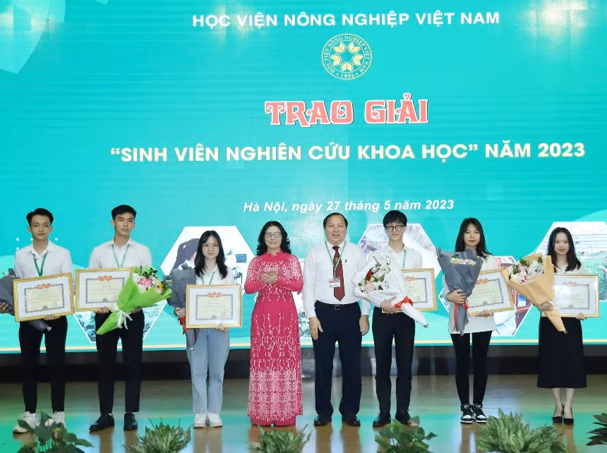 Trần Đức Minh và nhóm nghiên cứu đã đoạt giải Nhất Giải thưởng “Sinh viên nghiên cứu khoa học VNUA-2023”, với đề tài “Nghiên cứu chuyển đổi số tại Công ty Cổ phần Khoa học công nghệ Dược liệu Việt Nam, thị trấn Trâu Quỳ, Gia Lâm, Hà Nội” dưới sự hướng dẫn của ThS Trần Thế Cường.