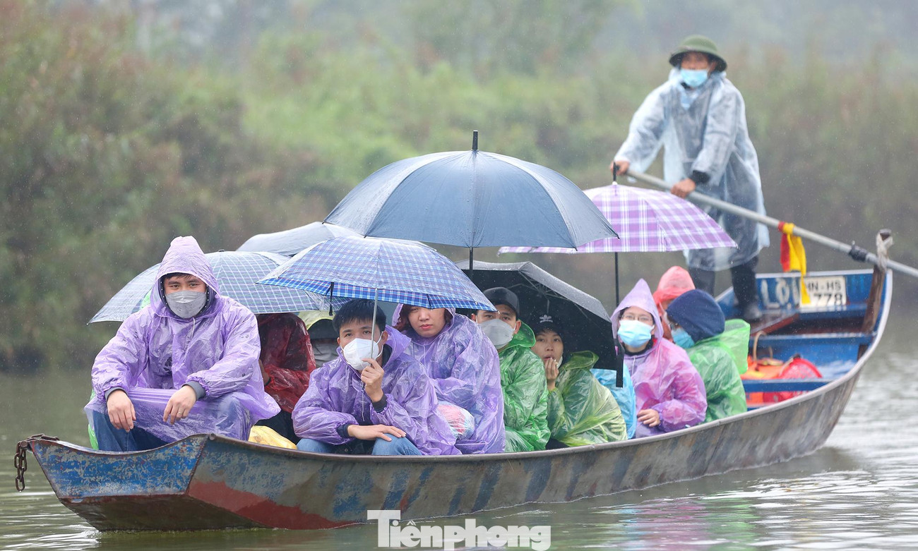 Trước đó, từ ngày 12/2, UBND huyện Mỹ Đức cho mở cửa thí điểm và đã đón khoảng 5.000 lượt du khách đến chùa Hương. Trước đó, từ ngày 12/2, UBND huyện Mỹ Đức cho mở cửa thí điểm và đã đón khoảng 5.000 lượt du khách đến chùa Hương.