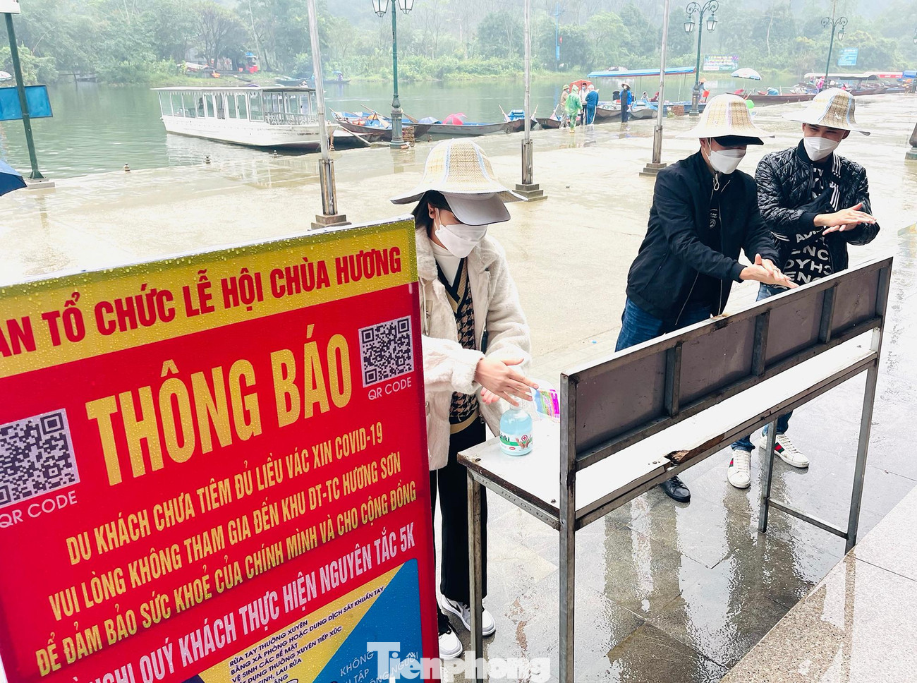 Các điểm rửa tay, sát khuẩn cũng được ban tổ chức bố trí tại các điểm tập trung đông du khách. Các điểm rửa tay, sát khuẩn cũng được ban tổ chức bố trí tại các điểm tập trung đông du khách.