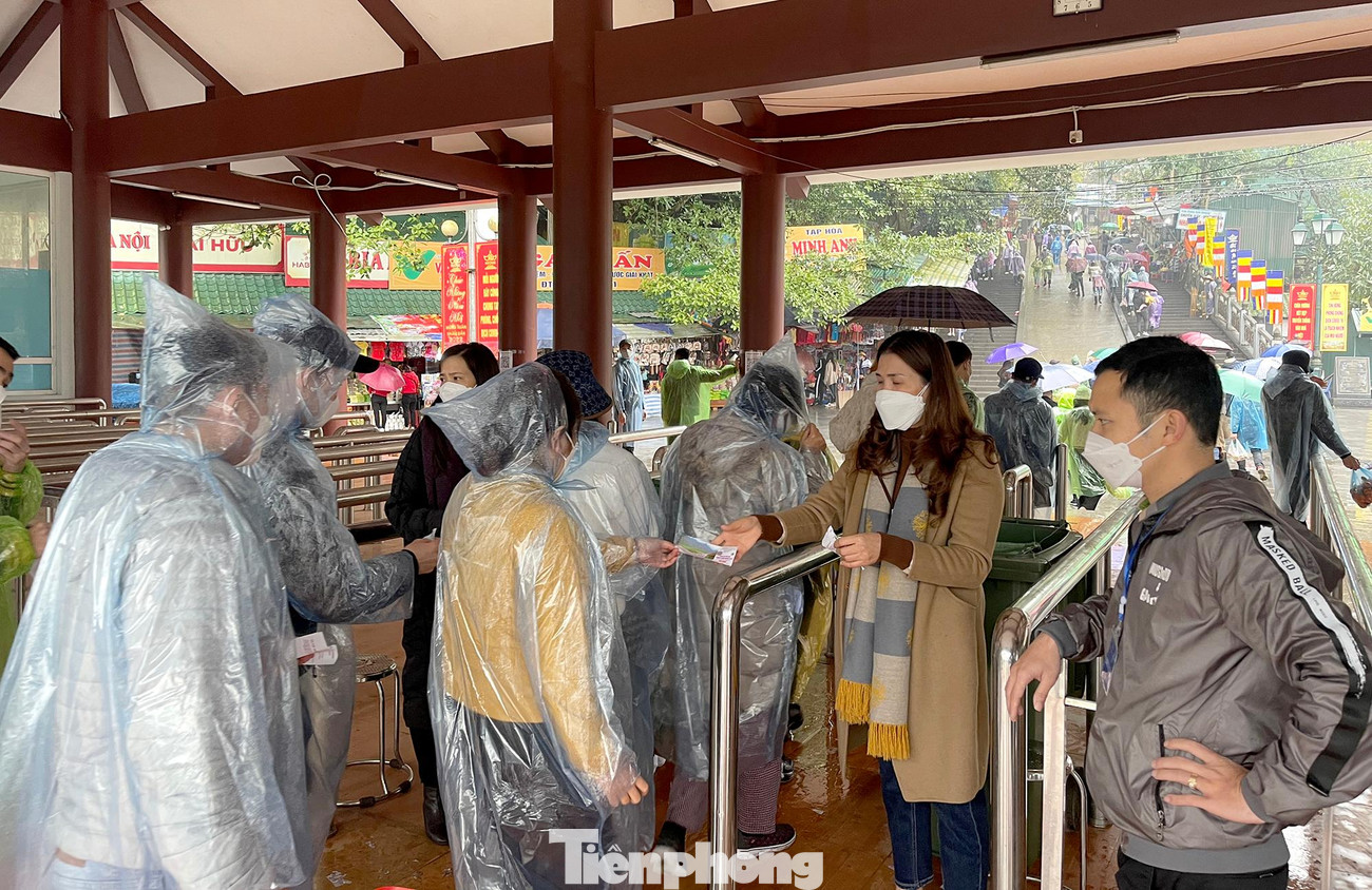 Theo ông Nguyễn Bá Hiển - trưởng Ban quản lý khu di tích thắng cảnh Hương Sơn cho biết: "Dự kiến trong ngày đầu mở cửa chính thức, chùa Hương đón khoảng 5.000 khách". Theo ông Nguyễn Bá Hiển - trưởng Ban quản lý khu di tích thắng cảnh Hương Sơn cho biết: "Dự kiến trong ngày đầu mở cửa chính thức, chùa Hương đón khoảng 5.000 khách".