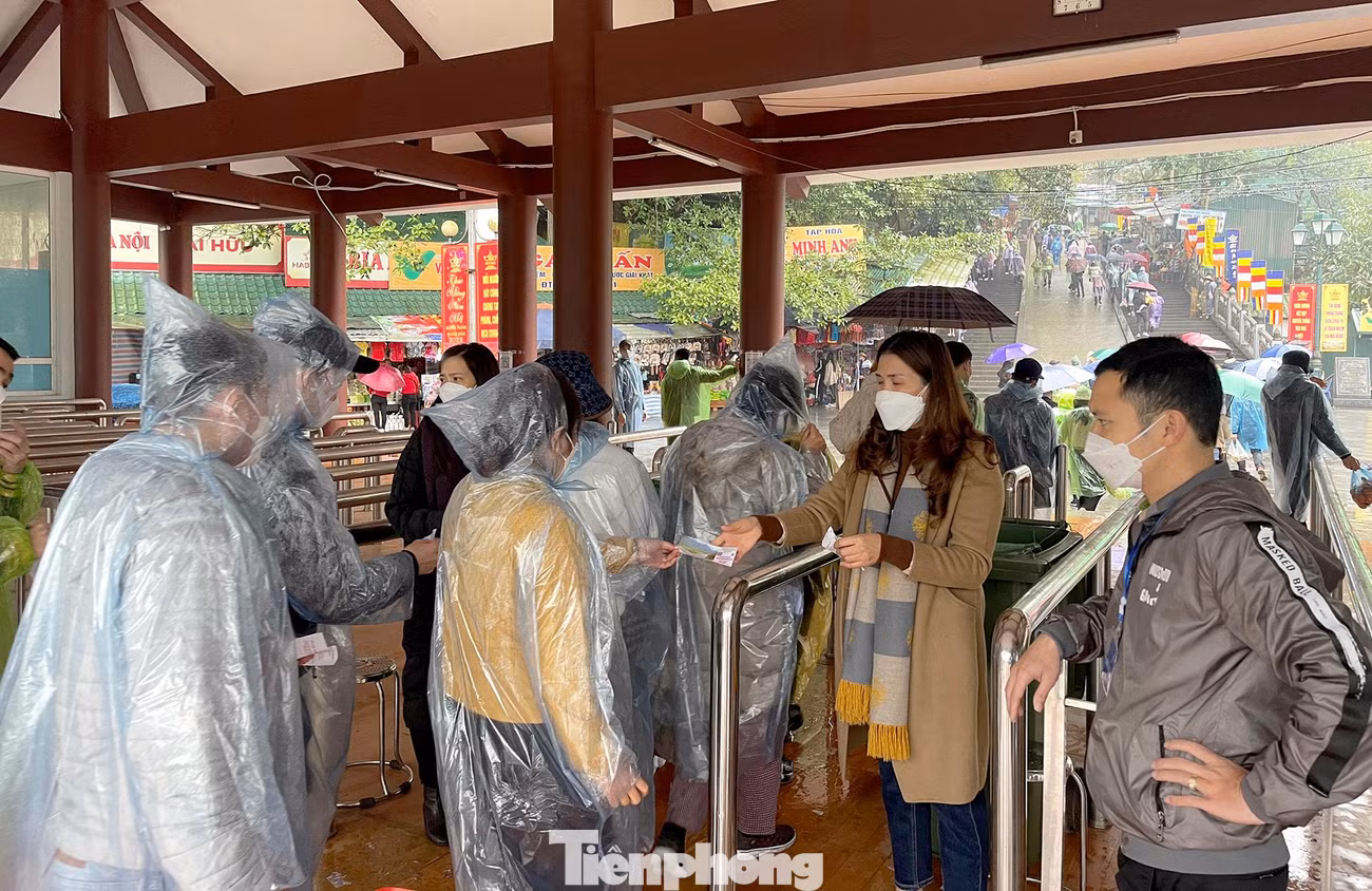Theo ông Nguyễn Bá Hiển - trưởng Ban quản lý khu di tích thắng cảnh Hương Sơn cho biết: "Dự kiến trong ngày đầu mở cửa chính thức, chùa Hương đón khoảng 5.000 khách".