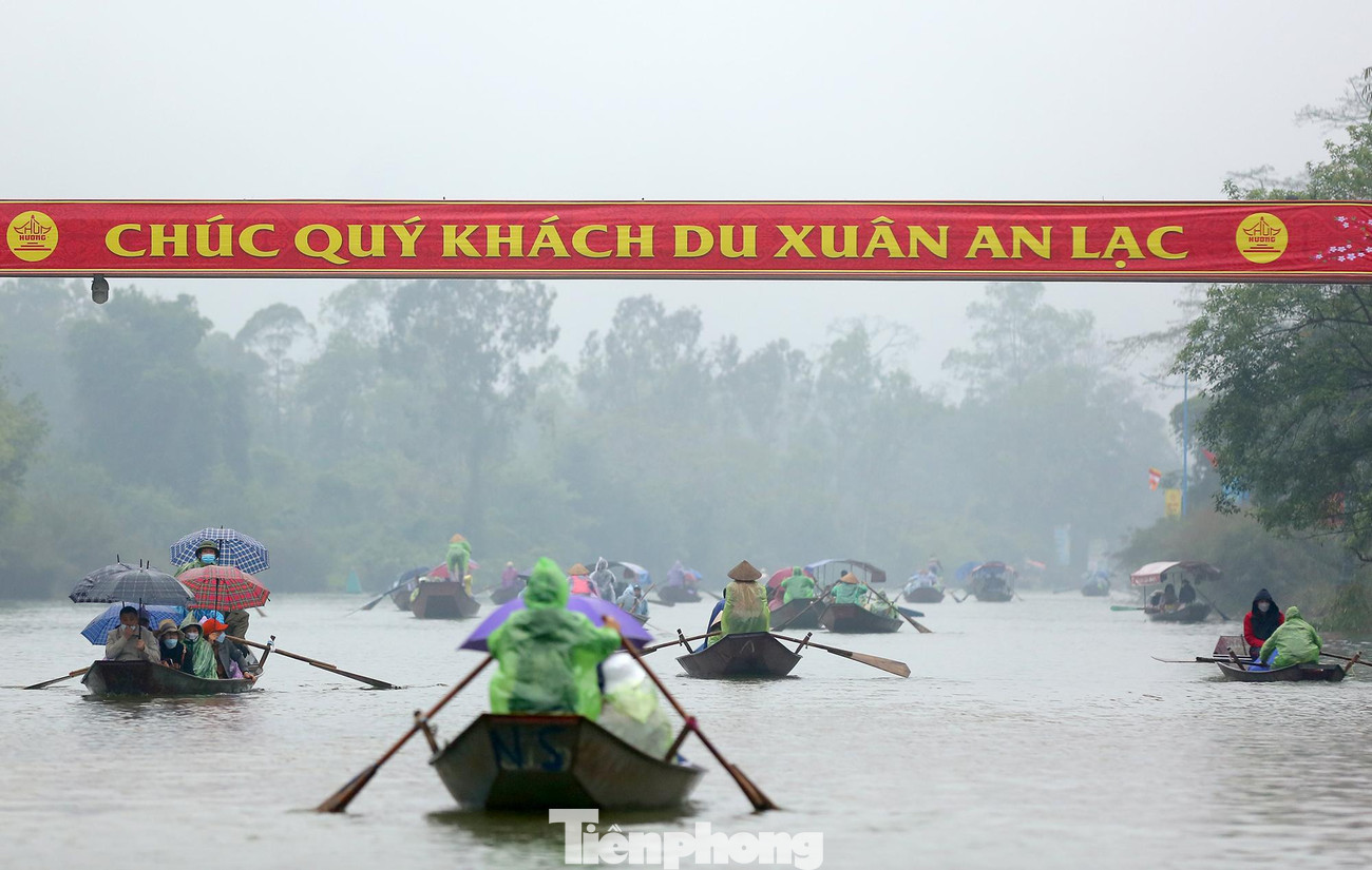 Hôm nay 16/2, chùa Hương chính thức mở cửa đón khách sau thời gian dài tạm dừng hoạt động vì ảnh hưởng của đại dịch COVID-19. Hôm nay 16/2, chùa Hương chính thức mở cửa đón khách sau thời gian dài tạm dừng hoạt động vì ảnh hưởng của đại dịch COVID-19.