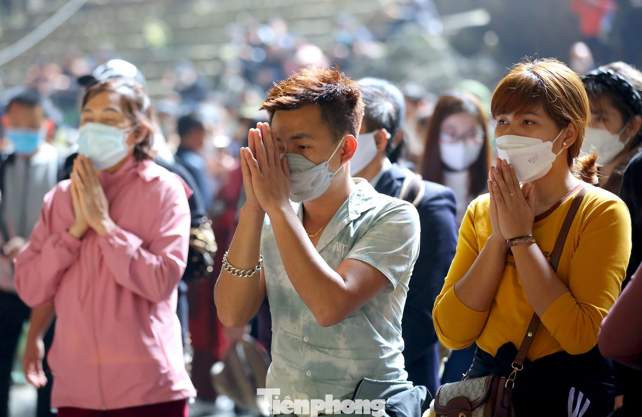 Mọi người đi lễ đầu năm để cầu mong sức khoẻ, may mắn bình an cho gia đình và người thân. Mọi người đi lễ đầu năm để cầu mong sức khoẻ, may mắn bình an cho gia đình và người thân.