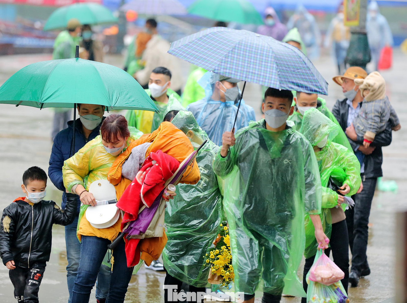 "Khi biết tin chùa Hương được mở lại sau 2 năm tạm đóng cửa do ảnh hưởng của dịch COVID-19 tôi rất mừng. Cả nhà tôi đã chuẩn bị đầy đủ đồ lễ, thao thức từ tối qua để chờ đến giờ lên đường”, anh Trung Kiên (quận Đống Đa) chia sẻ. "Khi biết tin chùa Hương được mở lại sau 2 năm tạm đóng cửa do ảnh hưởng của dịch COVID-19 tôi rất mừng. Cả nhà tôi đã chuẩn bị đầy đủ đồ lễ, thao thức từ tối qua để chờ đến giờ lên đường”, anh Trung Kiên (quận Đống Đa) chia sẻ.
