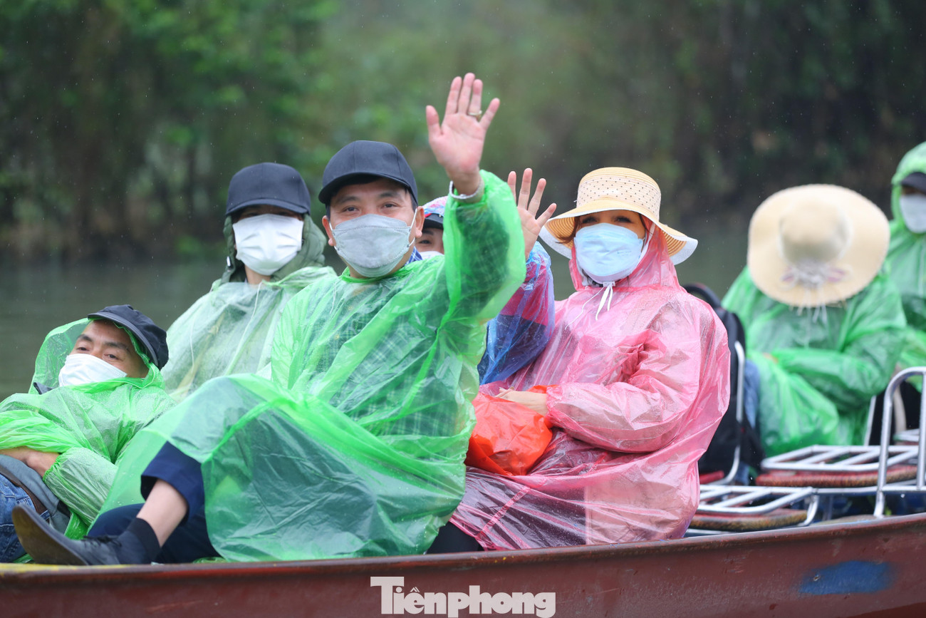 Ghi nhận của phóng viên báo Tiền Phong tại chùa Hương, từ sáng sớm du khách đã đổ về trẩy hội bất chấp thời tiết mưa rét. Ghi nhận của phóng viên báo Tiền Phong tại chùa Hương, từ sáng sớm du khách đã đổ về trẩy hội bất chấp thời tiết mưa rét.