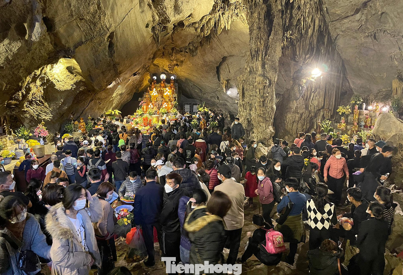 Năm nay giá vé tham quan chùa Hương vẫn như mọi năm. Cụ thể, vé thắng cảnh 80.000 đồng/người, vé đò 50.000 đồng/người, vé cáp treo 180.000 đồng/người. Năm nay giá vé tham quan chùa Hương vẫn như mọi năm. Cụ thể, vé thắng cảnh 80.000 đồng/người, vé đò 50.000 đồng/người, vé cáp treo 180.000 đồng/người.